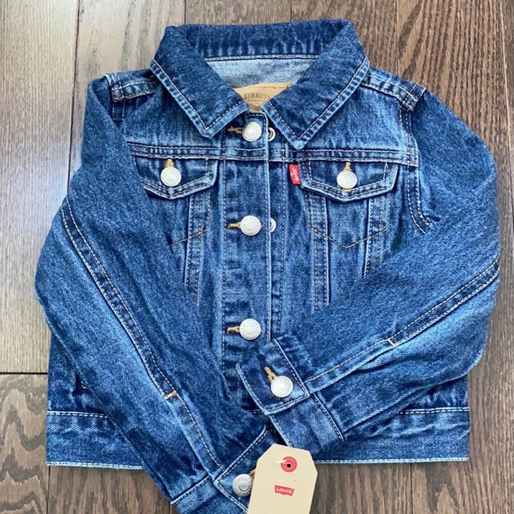 NWT Levi’s Denim Trucker Jacket (Size 24M) in Med Wash